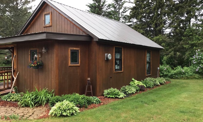 Ontonagon Cabin | ✨🌌Peaceful riverside cabin in the UP near public beach🌊, 🥾trails & the Porkies!🌲