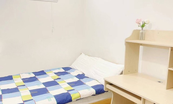 Arbutus Ridge House | Peaceful room with Kitchen, Washing Machine and Internet near Beach, Broadway,DT