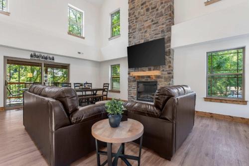 Hollister House | Peaceful Timbers Getaway