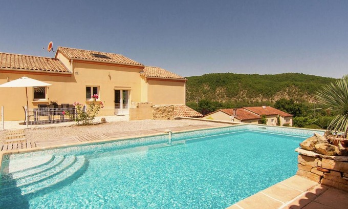 Calamane Villa | Peaceful Villa in Calamane with Private Pool