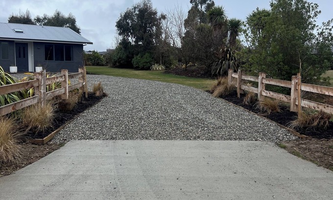 Lake Hawea House | Peaceful warm & sunny tastefully furnished spa sauna 1/2 acre 7min walk to lake