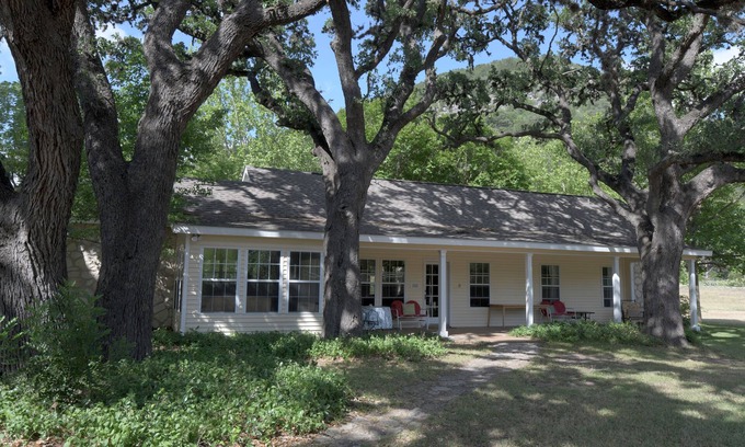 Vanderpool Cottage | PeachTree Cottage near Lost Maples