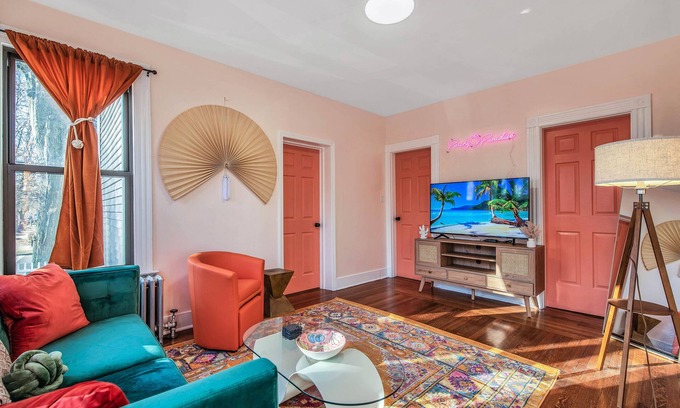 East Rock Apartment | Peachy Paradise in the Heart of East Rock Near DT | Yale | SOM