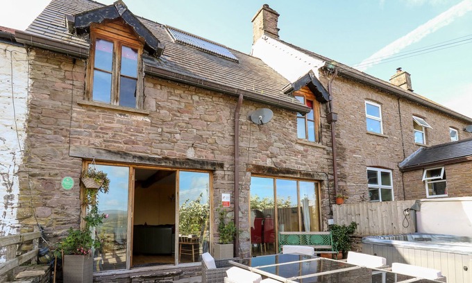 Talybont-on-Usk Cottage | PEACOCK COTTAGE, pet friendly, with hot tub in Tal-Y-Bont-On-Usk