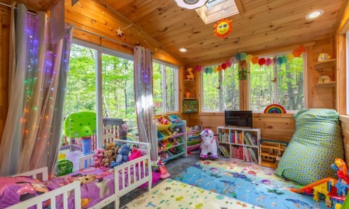 Hamlin Ski Chalet | PEAK Fall Foilage NOW: Streamside Chalet with Hot Tub 🔥Pivate Playground HIKE