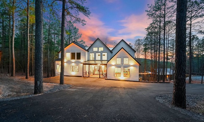 Broken Bow Cabin | Peak of Perfection- Luxe Group Getaway w/2-Story Deck in Broken Bow