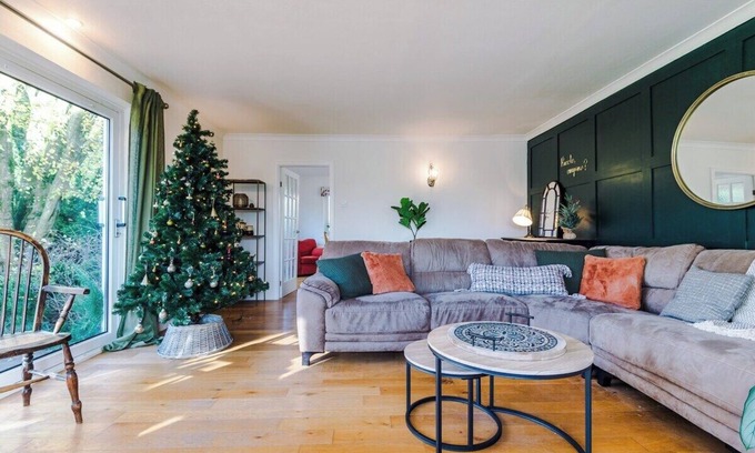 Buxton House | Peak retreat, sleeps 13 - fun, fires & friends