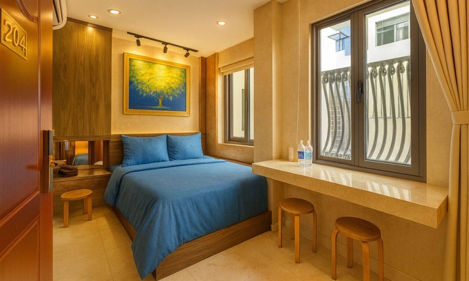 Bach Dang Riverside Apartment | Peanuts Home - Central HCM, 5 mins to Bui Vien | Full Kitchenette & Free Laundry