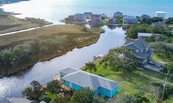 Brigands' Bay House | Pearly Shells - Rare 3 Bedroom Canalfront Home in Frisco