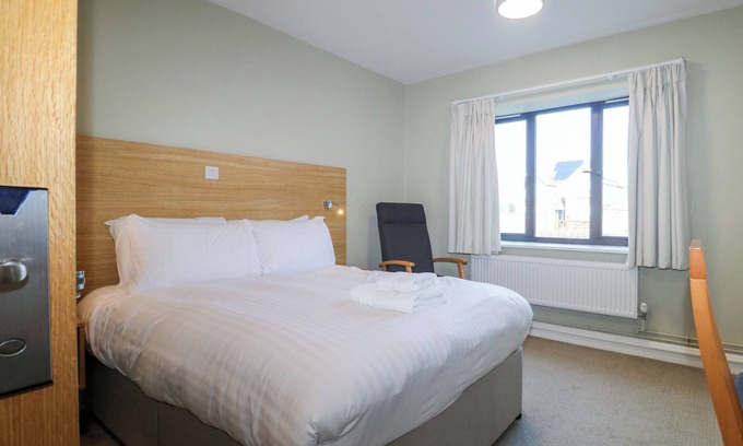 Littlehampton Cottage | PEBBLE PATH AT MARINE COURT, family friendly in Littlehampton