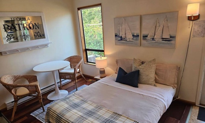 Bowen Island Apartment | Pebbly Beach Suite in Snug Cove
