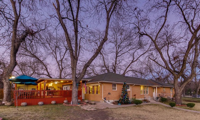 McKinney House | Pecan Grove Guest House-Melissa, TX w/breakfast 2-20 guests
