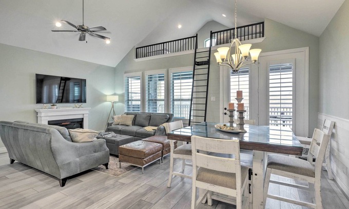 Onalaska Condo | 'Pelican Cove' Condo + Boat Slip & Balcony!