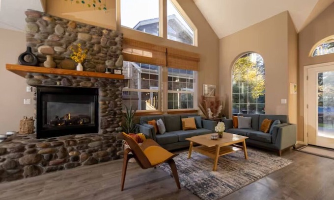 Manzanita House | Pelican Haus Sleeps 10, steps from the Ocean! Cozy, Fun, & Close to Everything!