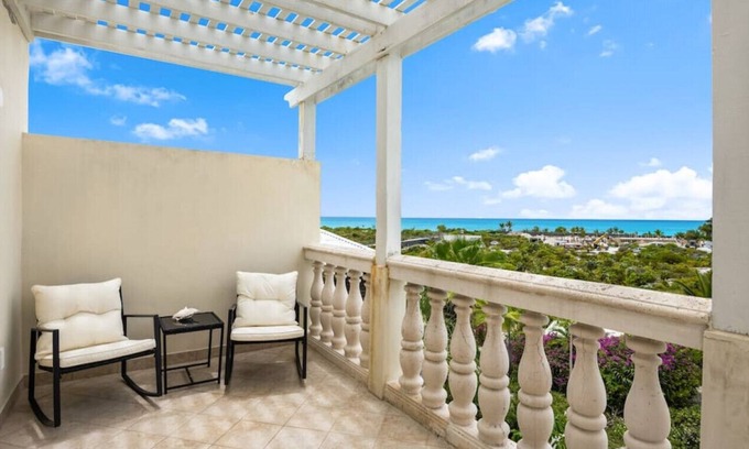 Grace Bay House | Pelican's Nest #2 · 3 Bed Villa