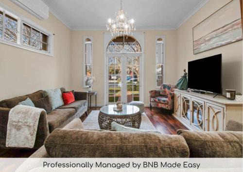 Wagga Wagga House | Pembroke - CBD, Elegant & Character Filled Stay
