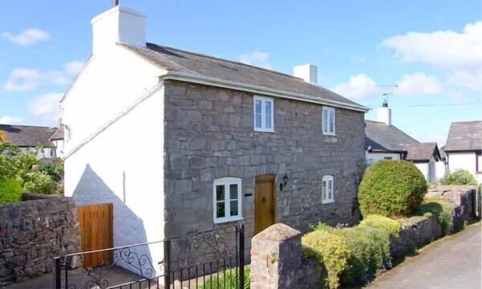 Gwaenysgor Near Prestatyn Cottage | PEN Y PARC, family friendly, character holiday cottage in Gwaenysgor
