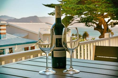 Simon's Town Apartment | Penguin Haven . Luxury 2 bedroom, Boulders Beach.