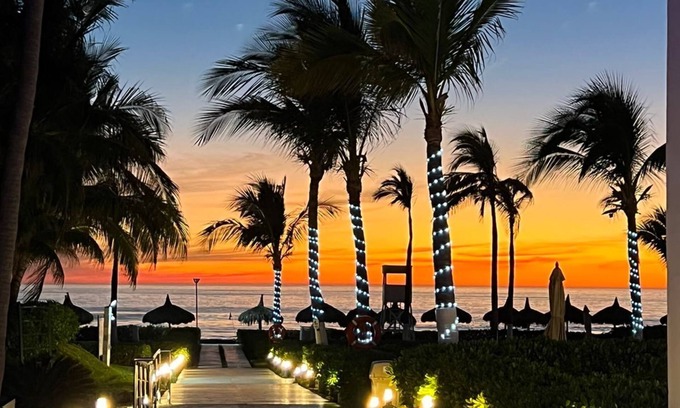 Cerritos Condo | Peninsula-Pacific-Pearl-9-people