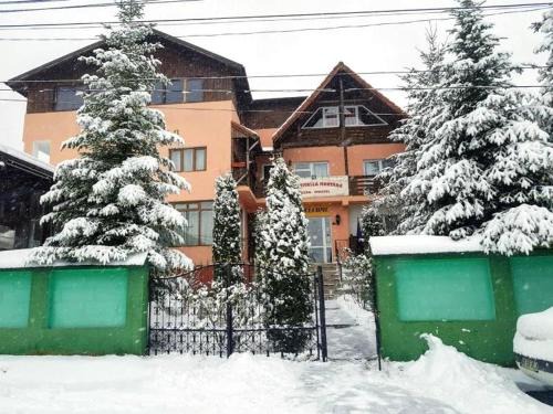 Godeni House | Pensiunea Agroturistică Piscul Soarelui