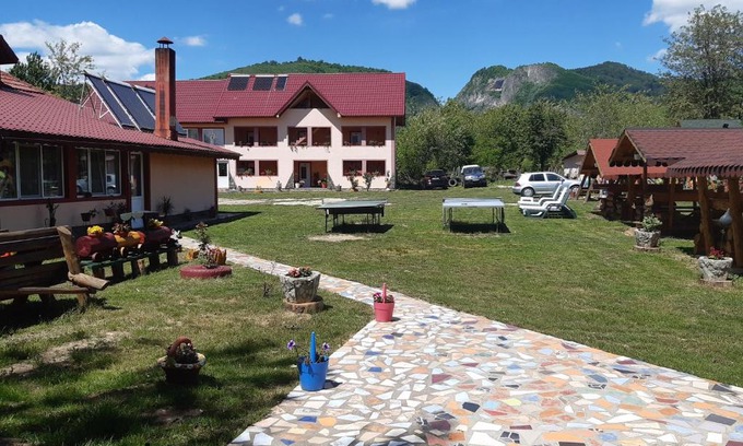 Polovragi House | Pensiunea Lardi
