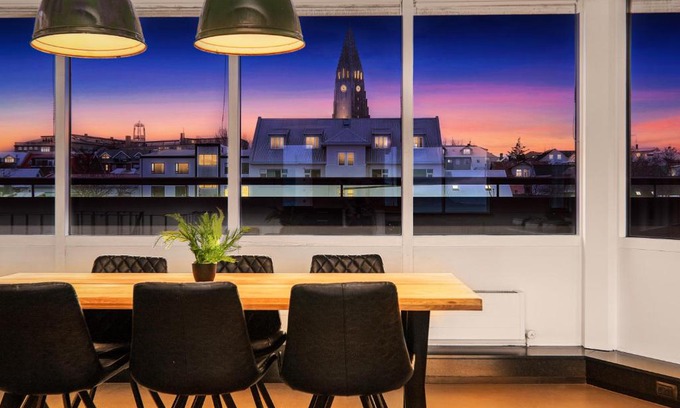 Downtown Apartment | Penthouse apt on the shopping street-Free parking