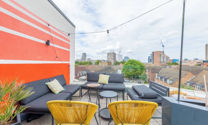 Latchmere Apartment | Penthouse Large Private Balcony Battersea