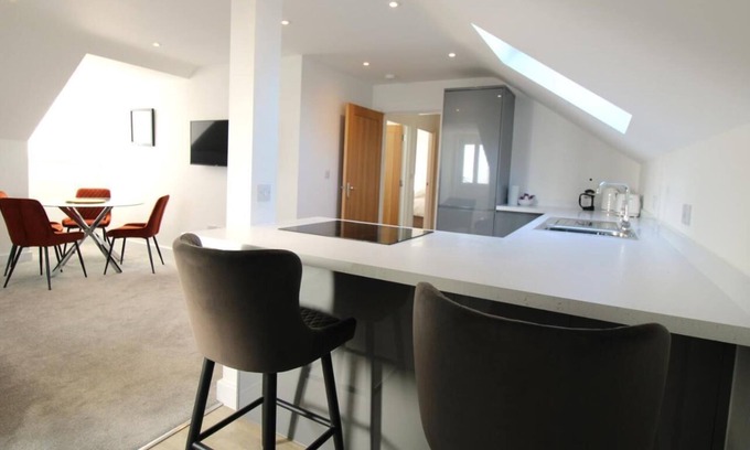 Basingstoke Apartment | Penthouse luxury Two bed two bath apartment with Sky Tv and parking