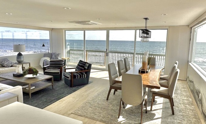 Townsite Condo | PENTHOUSE on the beach! SLEEPS -15. GAR-4 SP, Wshr dry, 5BR 4Ba, 7 mn walk Dntn