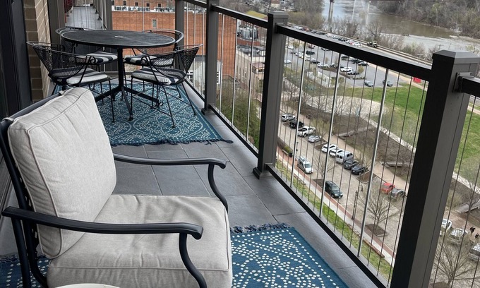 Central Business District Condo | Penthouse - River View, Walk to Restaurants, Pet Friendly, huge monthly discount