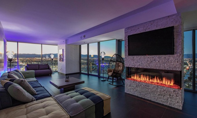 Las Vegas Hotel | Penthouse - Strip view Wraparound Balcony