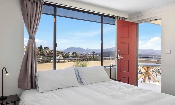 West Hobart Apartment | Penthouse Style Pad Breathtaking Panoramic Views
