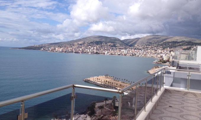 Sarande Apartment | Penthouse White Residence