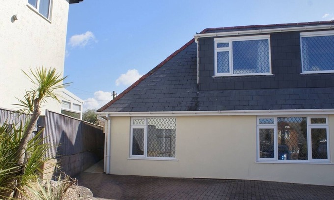 Exmouth Cottage | PEONIES, with a garden in Exmouth