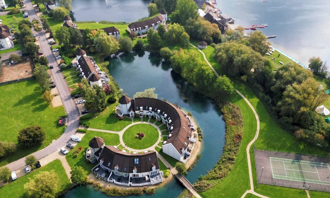 South Cerney Cabin | 'Pepperpot' Lodge on Isis & Windrush Lakes with Great On-site Facilities
