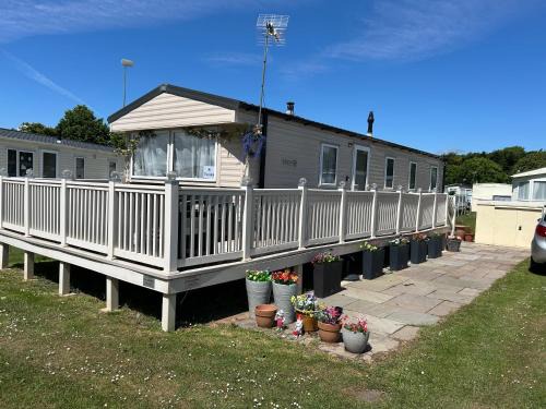 Colchester Resort | Perfect days away - 3 bedroom 1 shower with decking & bedding