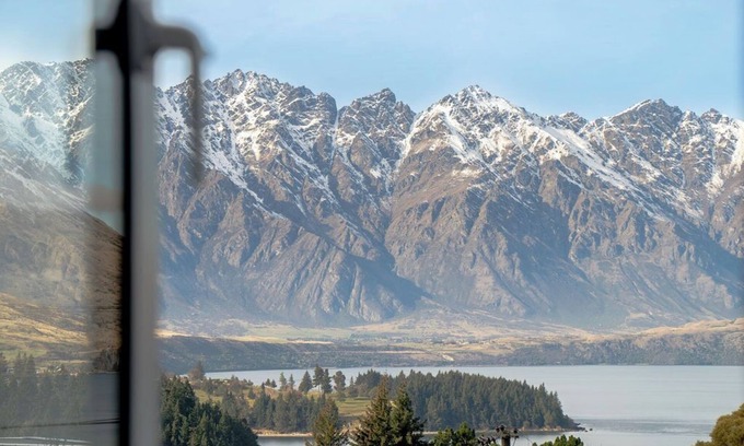 Queenstown House | Perfect for 2-9 Guests with Spectacular Views Thompson Street Twin B