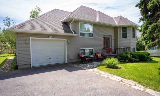 Southampton House | Perfect for couples or the family. Walk downtown, to beach or hiking trails.
