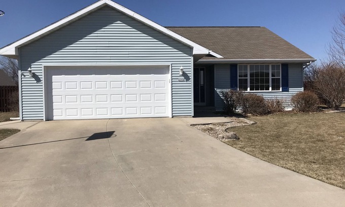 Oshkosh House | Perfect for E.A.A. 4 Bedroom with pool