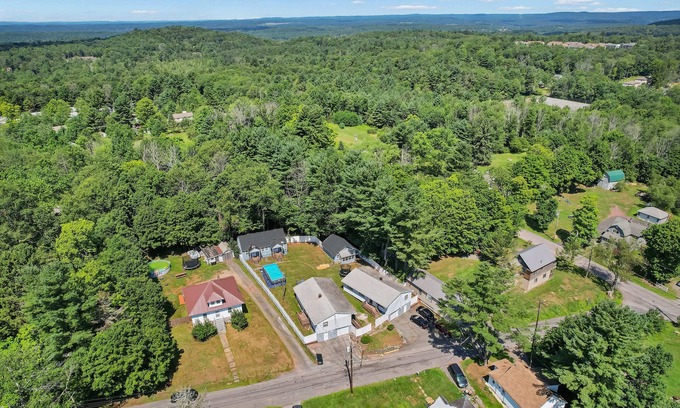 Monticello House | Perfect for Groups/Families! 5 Cabins, Pool, GameRoom & 30+ Beds at The Highland
