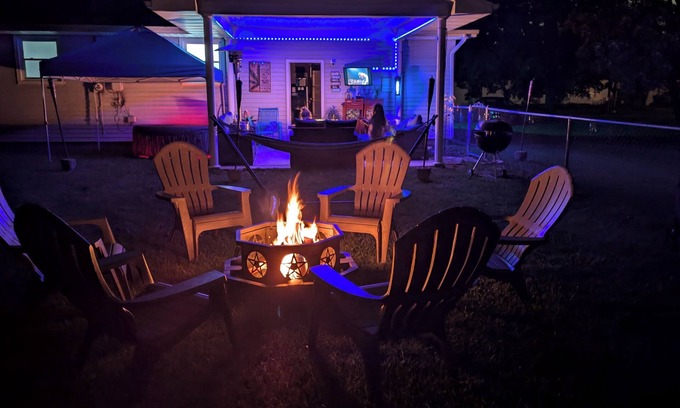 Elkhart House | Perfect for Notre Dame Football Elkhart, IN 25 Miles Away from Notre Dam