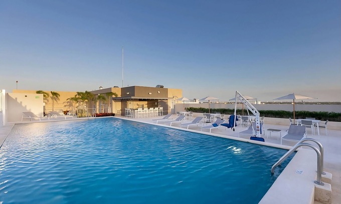 Xcumpich House | Perfect For The Whole Family! 2 Relaxing Units, Free Parking & Breakfast, Pool