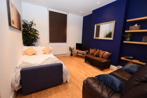 Derby House | Perfect for Uni and City Stays - Modern 2-Bed with Parking