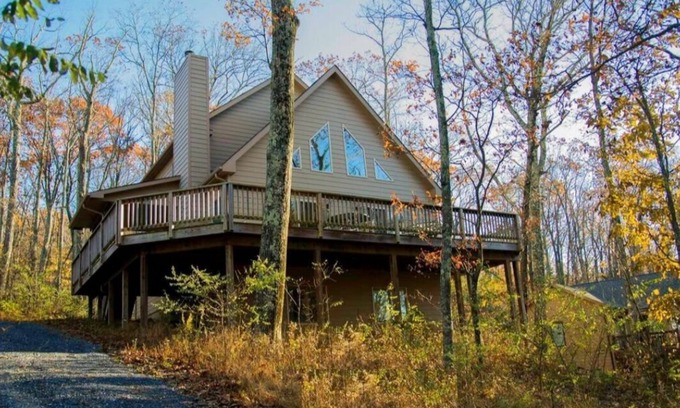 Laurel Ridge House | Perfect getaway house in the heart of Wintergreen. 0.6 mile to the ski slopes.