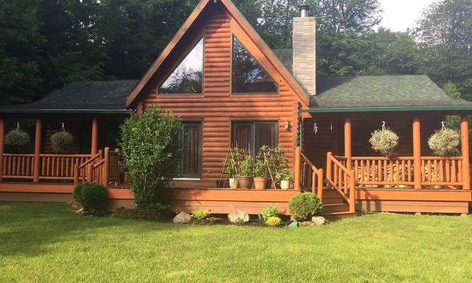 Blossvale House | perfect getaway near sylvan beach! 2 night minimum