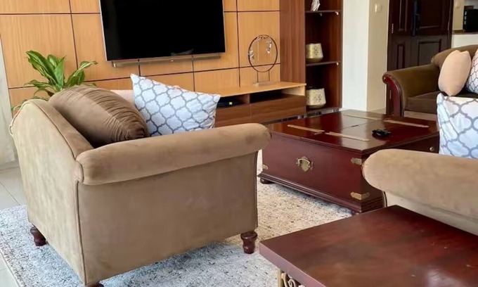 Kampala Apartment | Perfect Lakeview Escape with Pool+Gym+Sauna & Lift