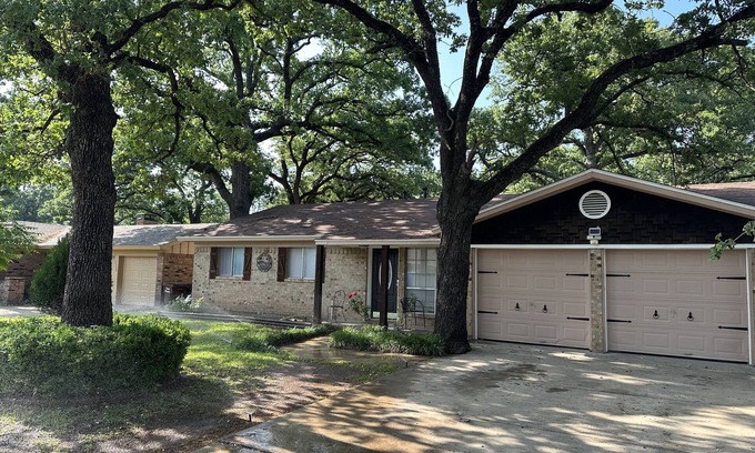 Denton House | Perfect Location good family size home 5 min to downtown restaurants and stores