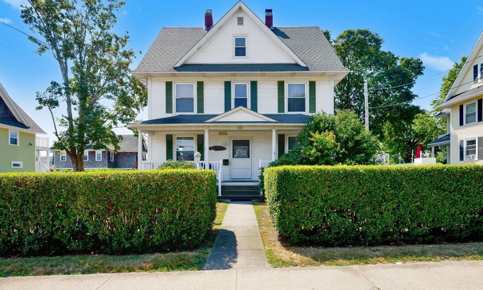 Narragansett Pier House | Perfect location in the heart of the Pier ! Short walk to Narragansett beach