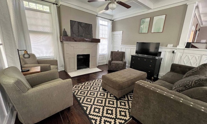 Del Mar House | Perfect Location! 1/2 block from Ocean Dr & the beach.