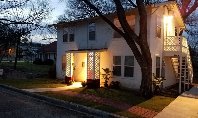 Llano Bed & Breakfast | Perfect Place for a Reunion ~ Cozy Corner ~ One Block East Of Llano Square